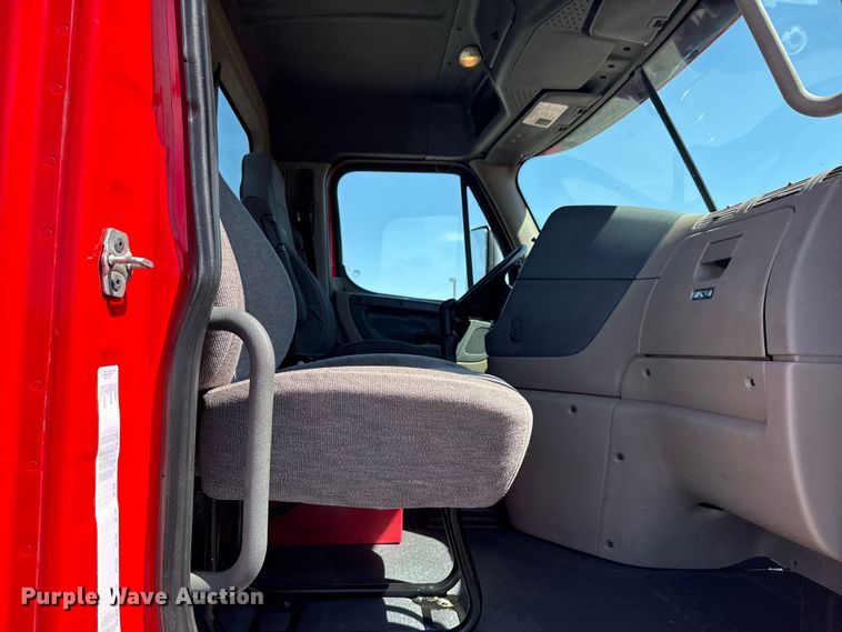 image for item EG8889 2015 Freightliner Cascadia semi truck