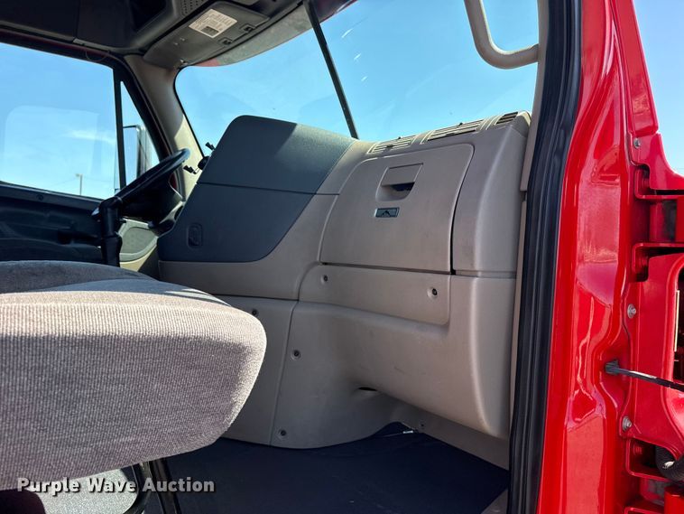 image for item EG8889 2015 Freightliner Cascadia semi truck