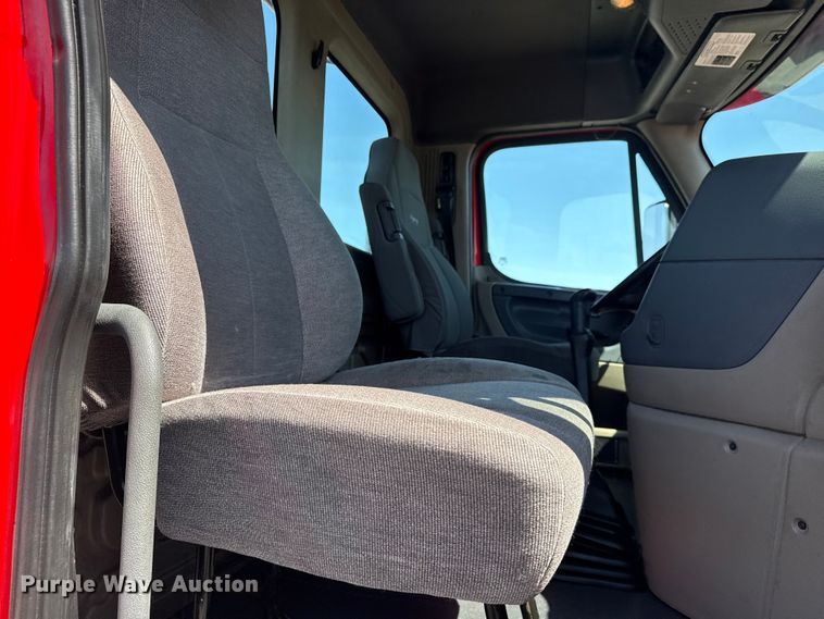 image for item EG8889 2015 Freightliner Cascadia semi truck