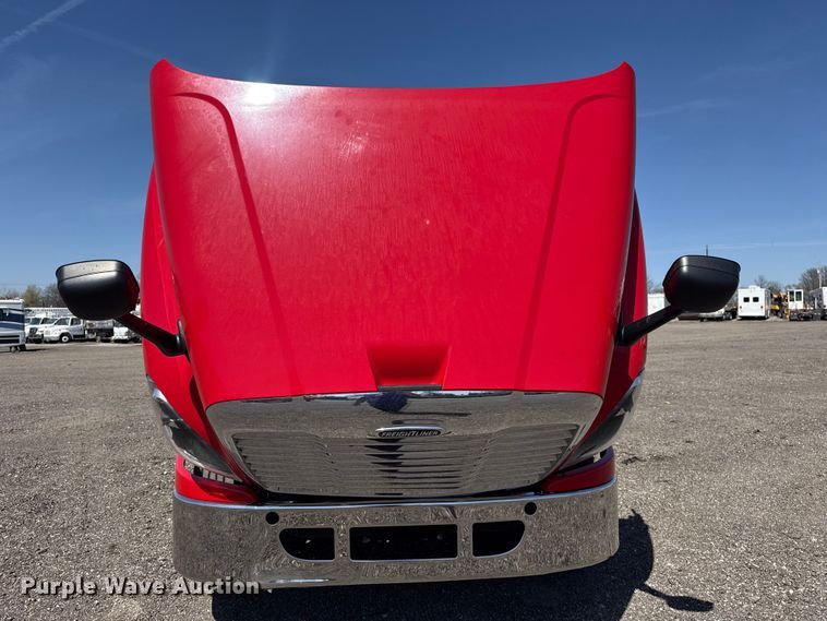 image for item EG8889 2015 Freightliner Cascadia semi truck