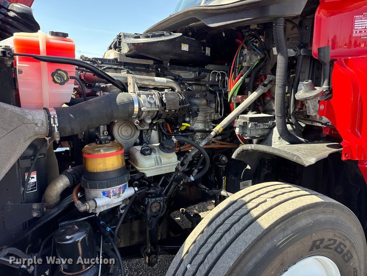 image for item EG8889 2015 Freightliner Cascadia semi truck