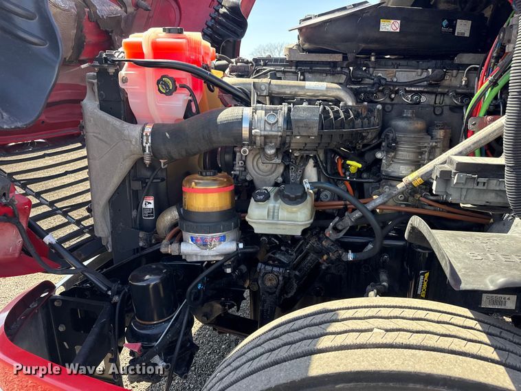 image for item EG8889 2015 Freightliner Cascadia semi truck