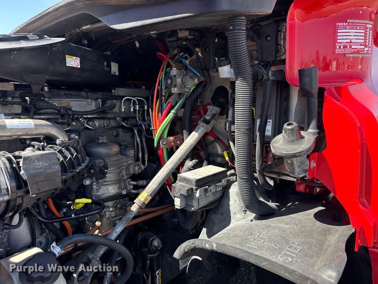 image for item EG8889 2015 Freightliner Cascadia semi truck