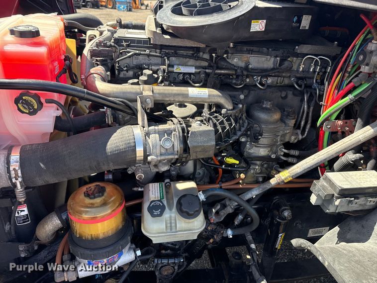 image for item EG8889 2015 Freightliner Cascadia semi truck