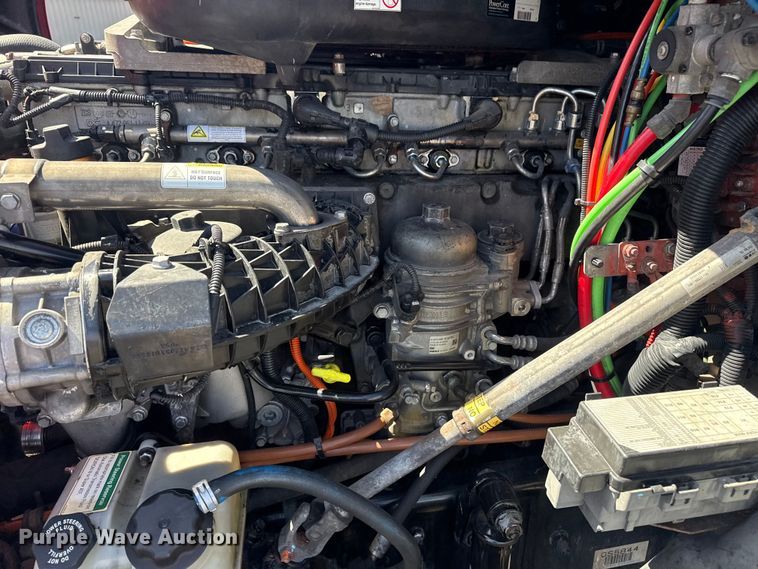 image for item EG8889 2015 Freightliner Cascadia semi truck