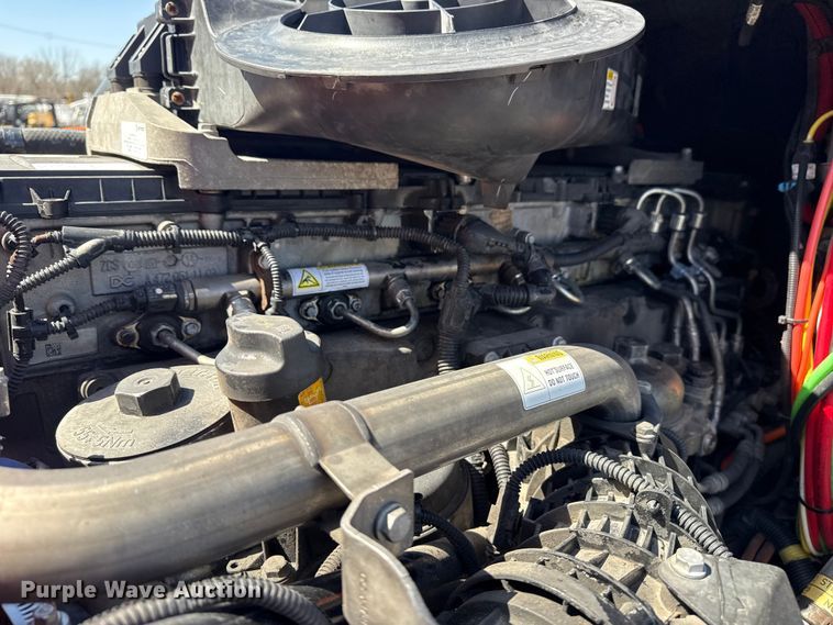 image for item EG8889 2015 Freightliner Cascadia semi truck