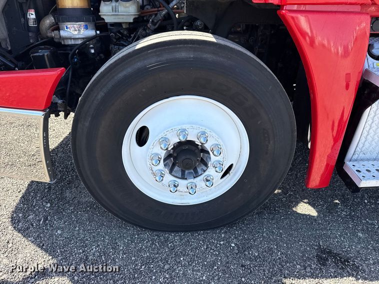 image for item EG8889 2015 Freightliner Cascadia semi truck