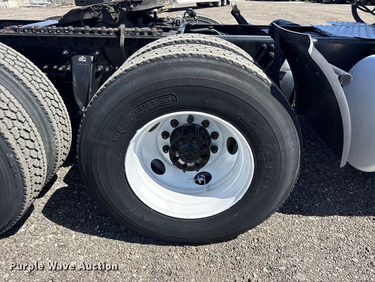 image for item EG8889 2015 Freightliner Cascadia semi truck