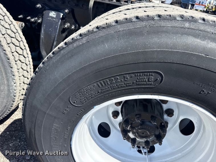 image for item EG8889 2015 Freightliner Cascadia semi truck