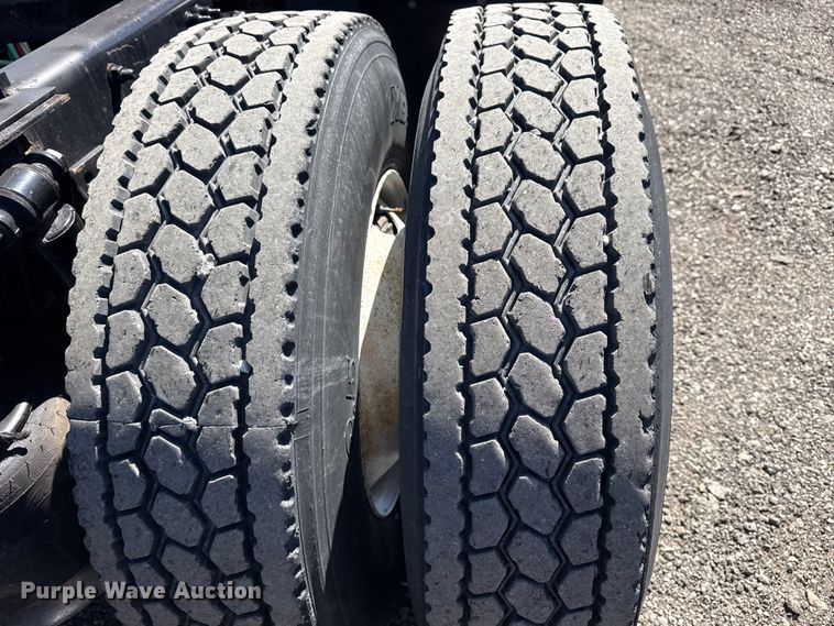 image for item EG8889 2015 Freightliner Cascadia semi truck