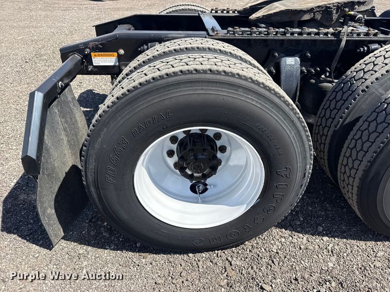 image for item EG8889 2015 Freightliner Cascadia semi truck