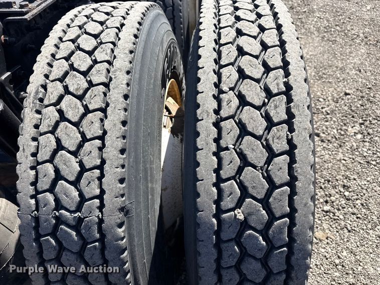 image for item EG8889 2015 Freightliner Cascadia semi truck