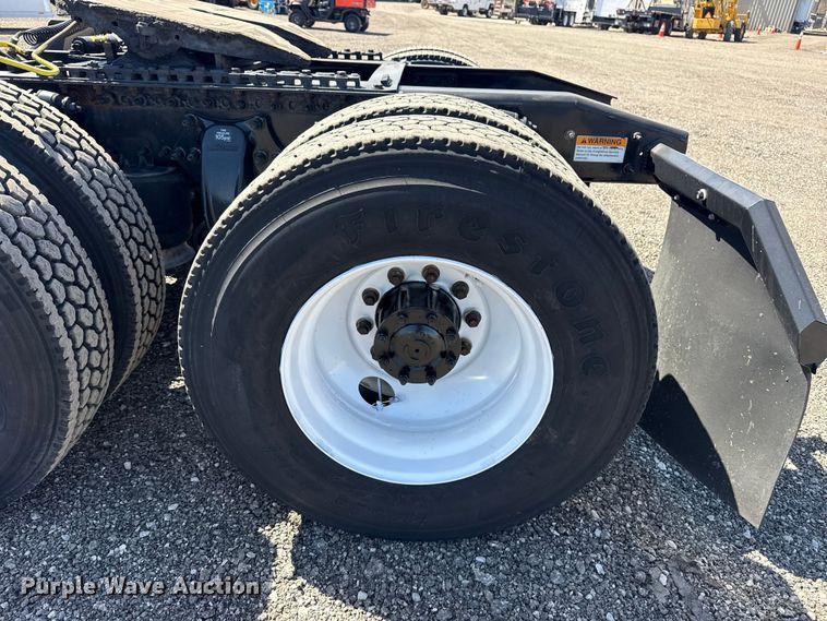 image for item EG8889 2015 Freightliner Cascadia semi truck