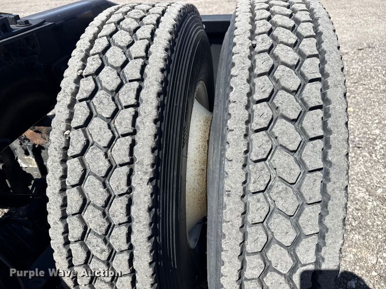 image for item EG8889 2015 Freightliner Cascadia semi truck