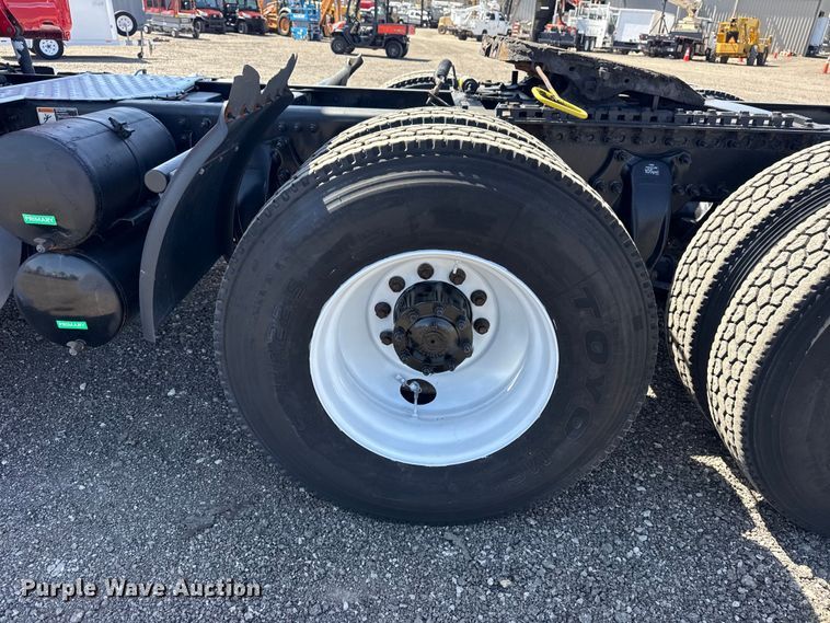 image for item EG8889 2015 Freightliner Cascadia semi truck