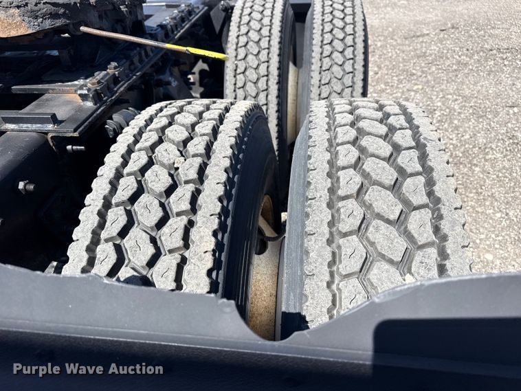 image for item EG8889 2015 Freightliner Cascadia semi truck