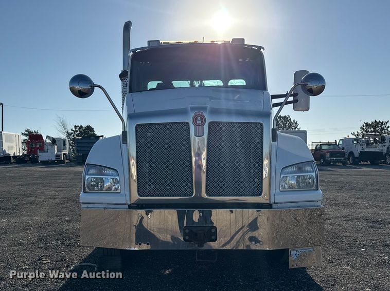 image for item EG8897 2016 Kenworth T880 semi truck