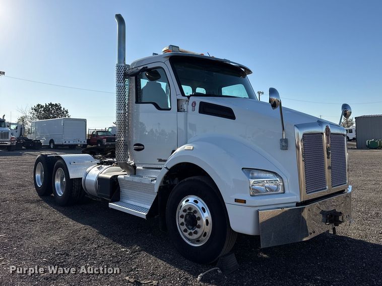 image for item EG8897 2016 Kenworth T880 semi truck