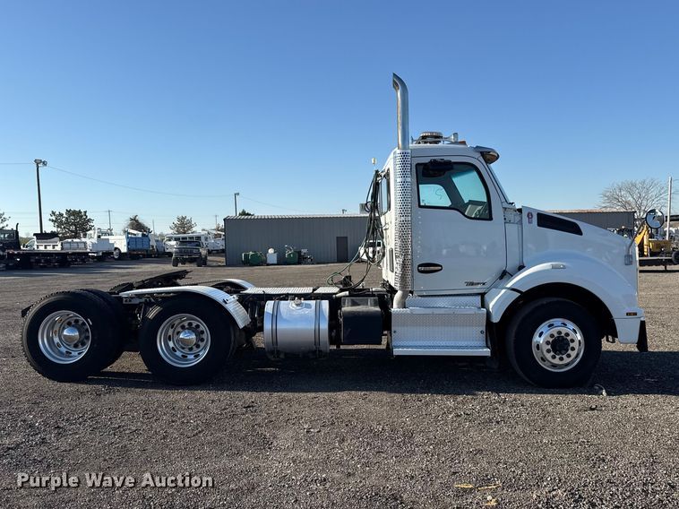 image for item EG8897 2016 Kenworth T880 semi truck
