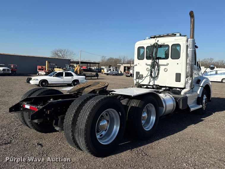image for item EG8897 2016 Kenworth T880 semi truck