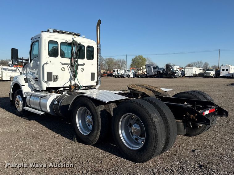 image for item EG8897 2016 Kenworth T880 semi truck