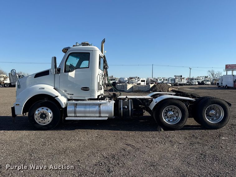 image for item EG8897 2016 Kenworth T880 semi truck