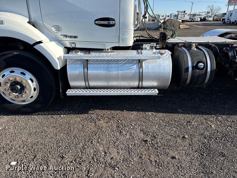 image for item EG8897 2016 Kenworth T880 semi truck