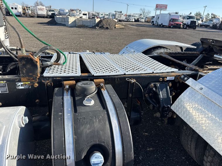 image for item EG8897 2016 Kenworth T880 semi truck