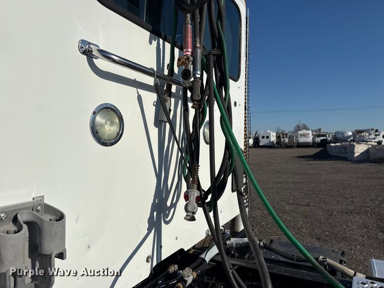 image for item EG8897 2016 Kenworth T880 semi truck