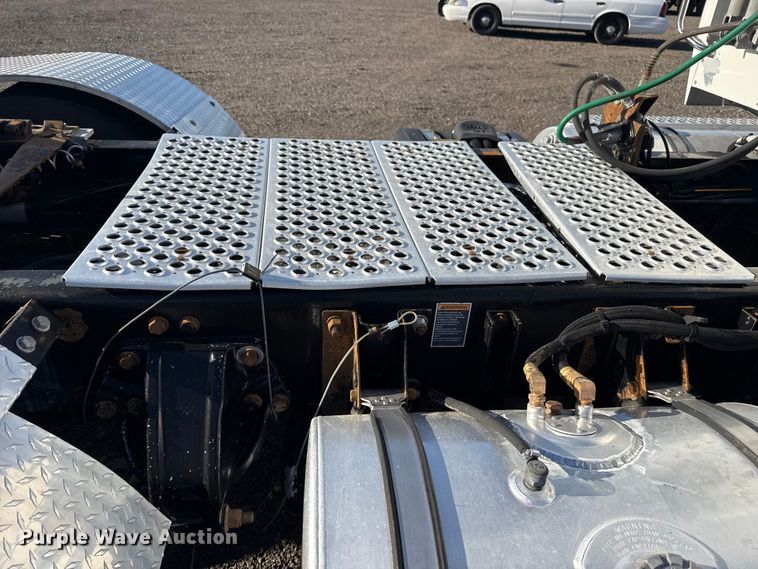 image for item EG8897 2016 Kenworth T880 semi truck