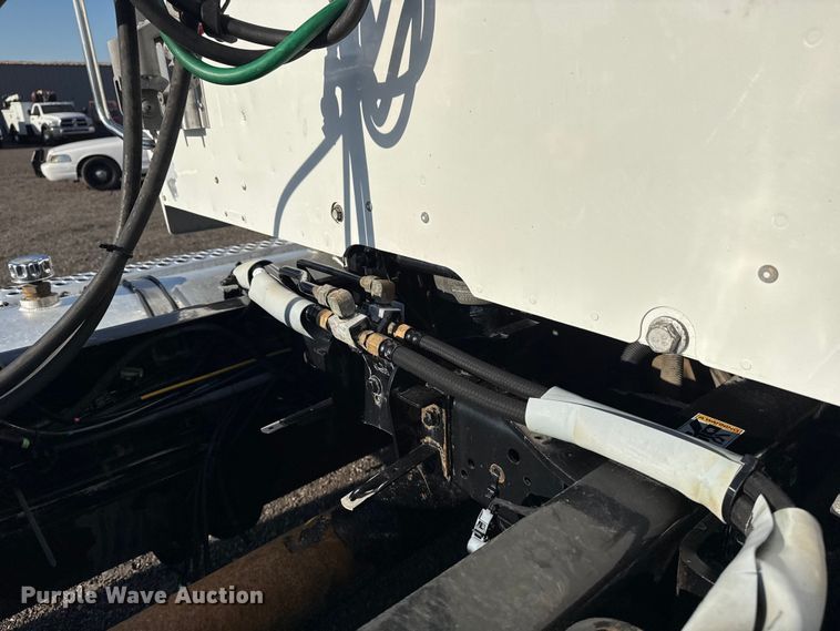 image for item EG8897 2016 Kenworth T880 semi truck