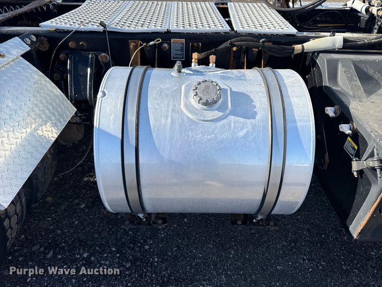 image for item EG8897 2016 Kenworth T880 semi truck