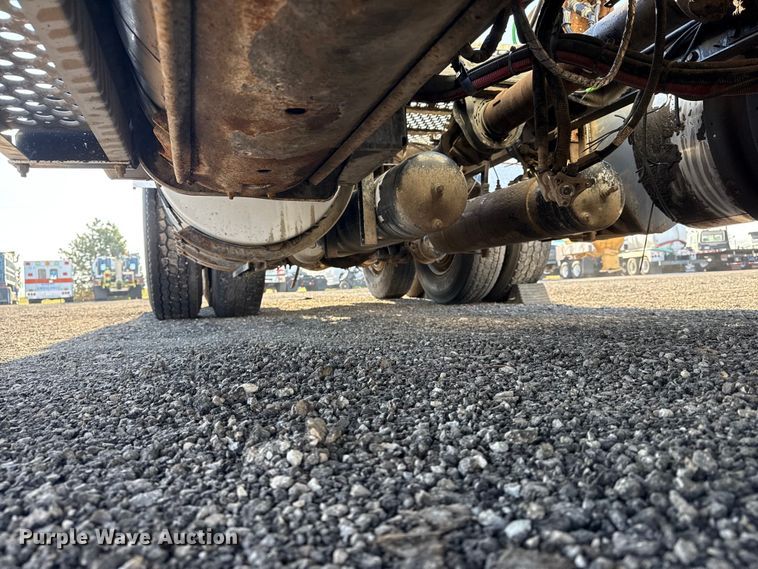 image for item EG8897 2016 Kenworth T880 semi truck