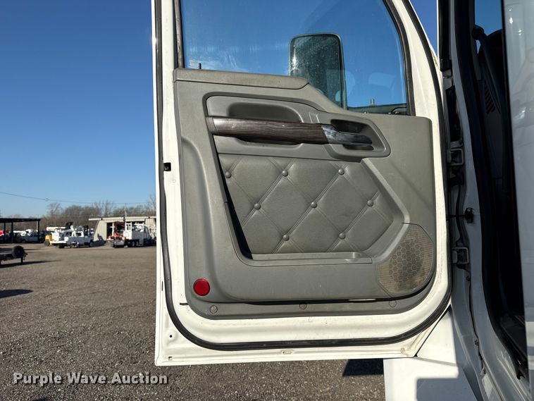 image for item EG8897 2016 Kenworth T880 semi truck