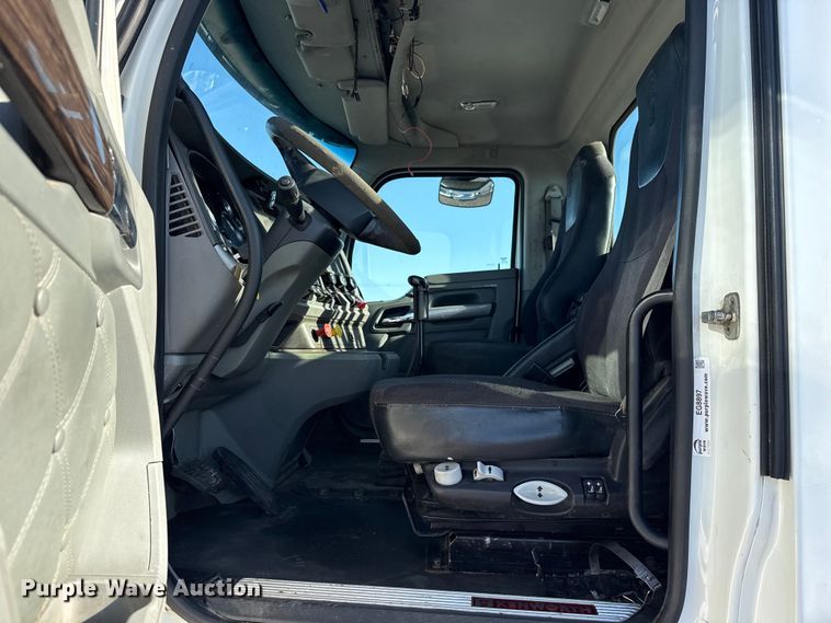 image for item EG8897 2016 Kenworth T880 semi truck