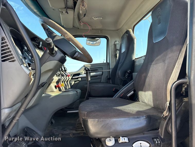 image for item EG8897 2016 Kenworth T880 semi truck