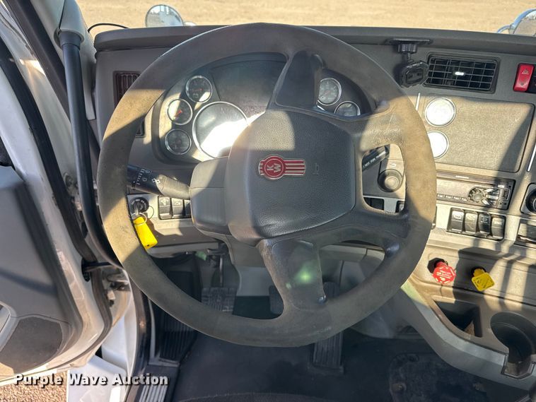 image for item EG8897 2016 Kenworth T880 semi truck