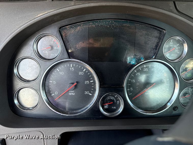 image for item EG8897 2016 Kenworth T880 semi truck