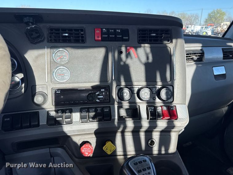 image for item EG8897 2016 Kenworth T880 semi truck