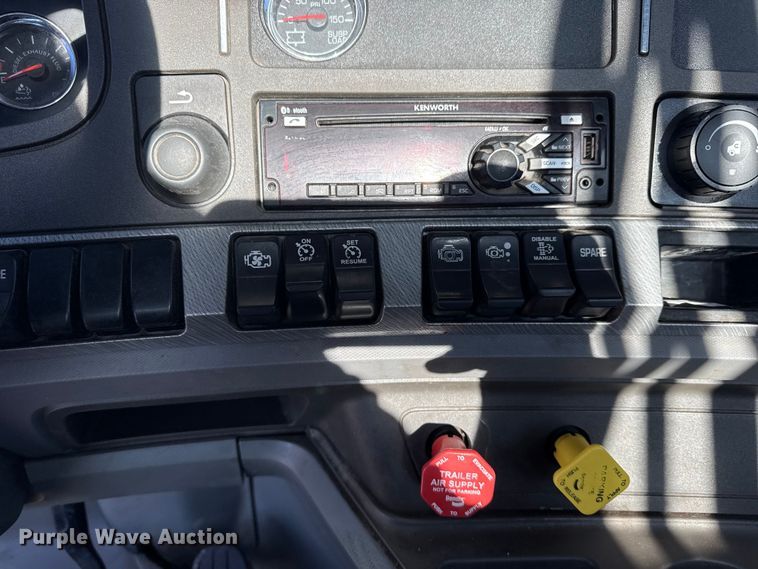 image for item EG8897 2016 Kenworth T880 semi truck