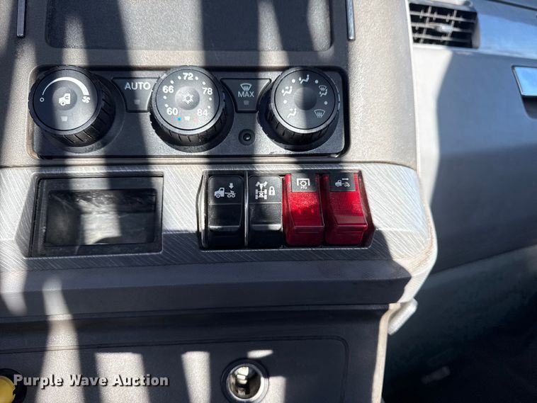 image for item EG8897 2016 Kenworth T880 semi truck