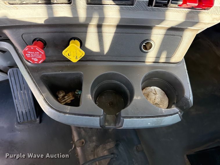 image for item EG8897 2016 Kenworth T880 semi truck