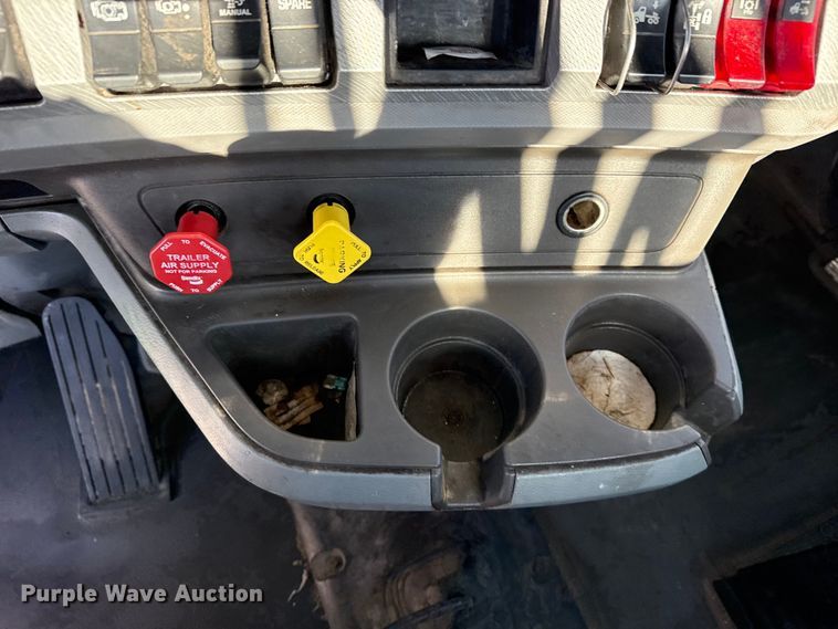 image for item EG8897 2016 Kenworth T880 semi truck