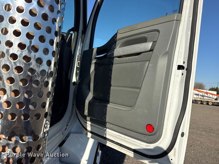 image for item EG8897 2016 Kenworth T880 semi truck