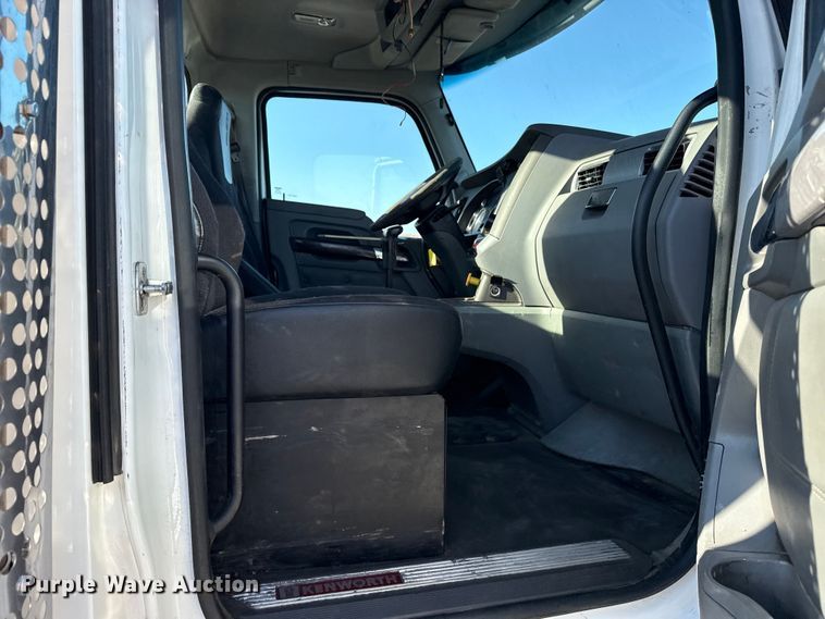 image for item EG8897 2016 Kenworth T880 semi truck