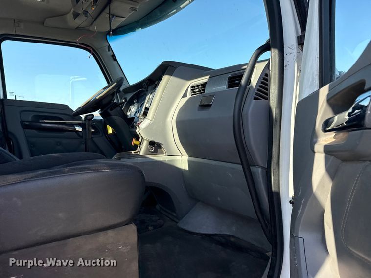 image for item EG8897 2016 Kenworth T880 semi truck