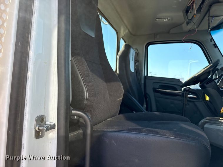 image for item EG8897 2016 Kenworth T880 semi truck