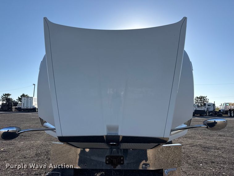 image for item EG8897 2016 Kenworth T880 semi truck