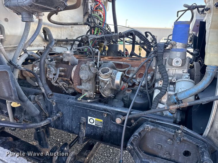 image for item EG8897 2016 Kenworth T880 semi truck