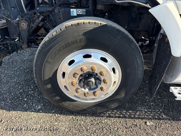 image for item EG8897 2016 Kenworth T880 semi truck